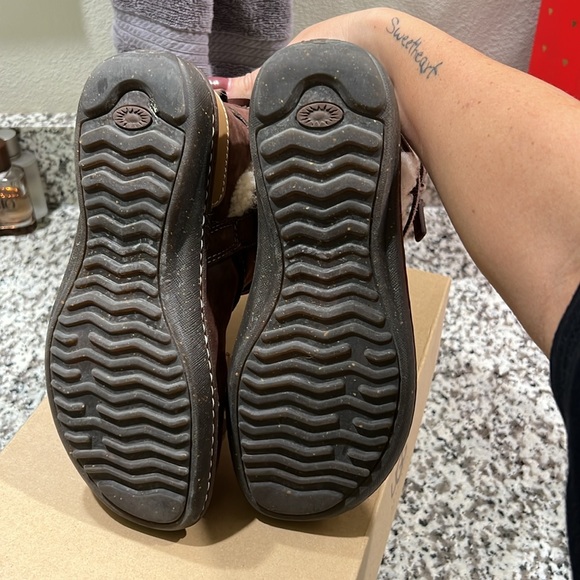 Like new Uggs - Picture 4 of 4